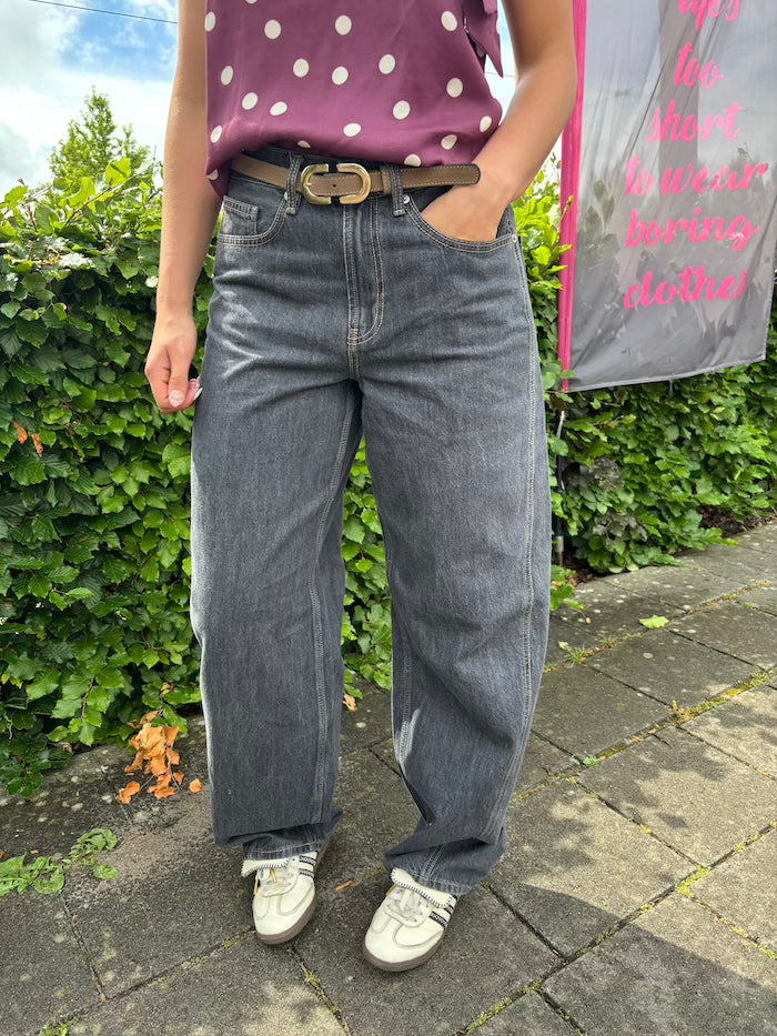 Donkere barrel jeans