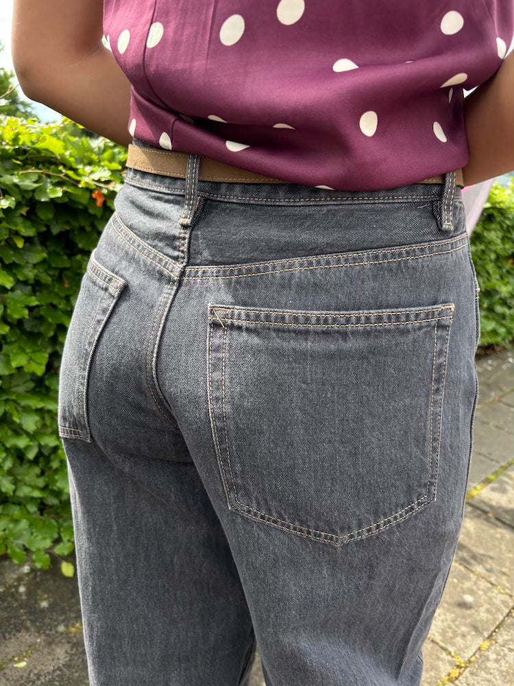Donkere barrel jeans