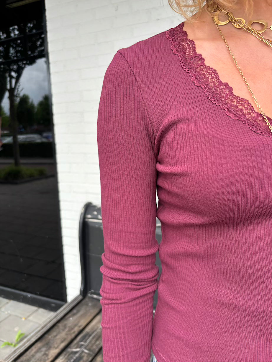 V-neck shirt met kanten hals rood
