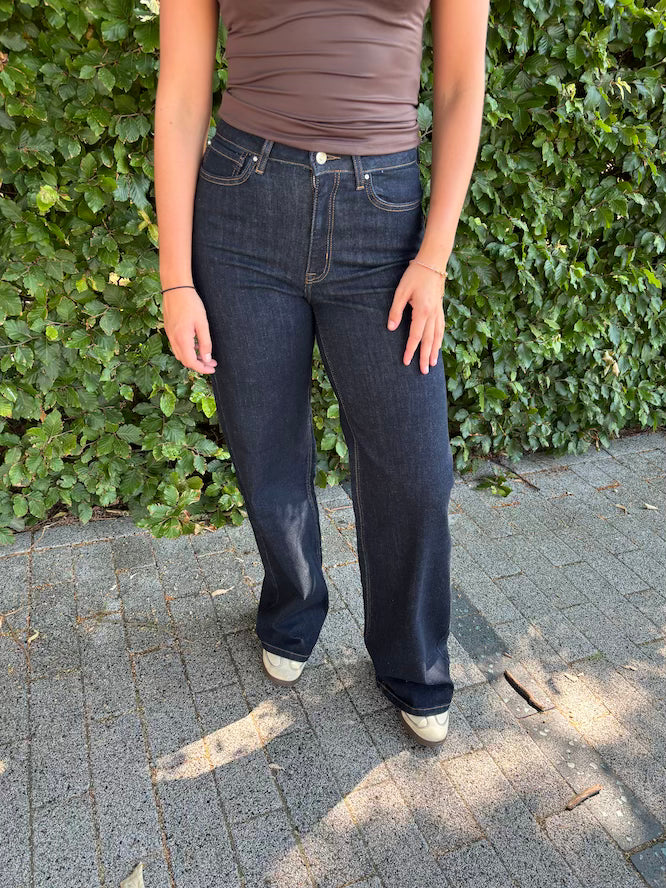 Stretchy wide leg jeans in donker denim