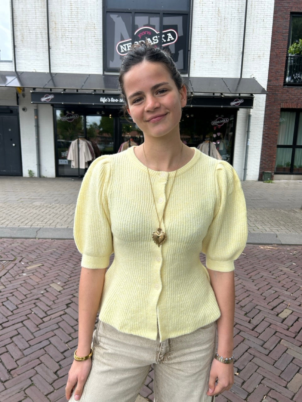 Getailleerd vestje geel