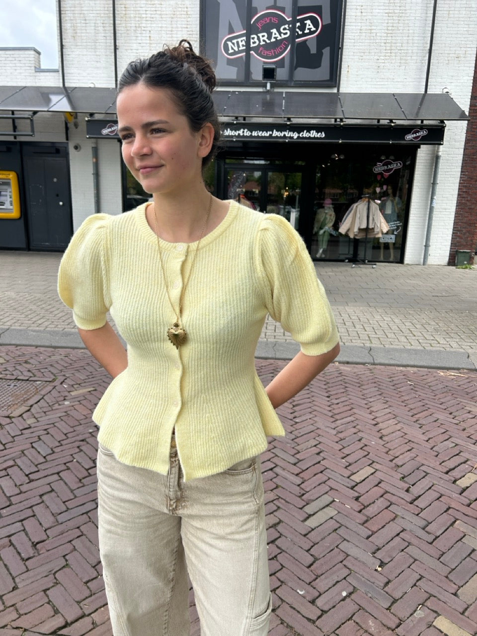 Getailleerd vestje geel