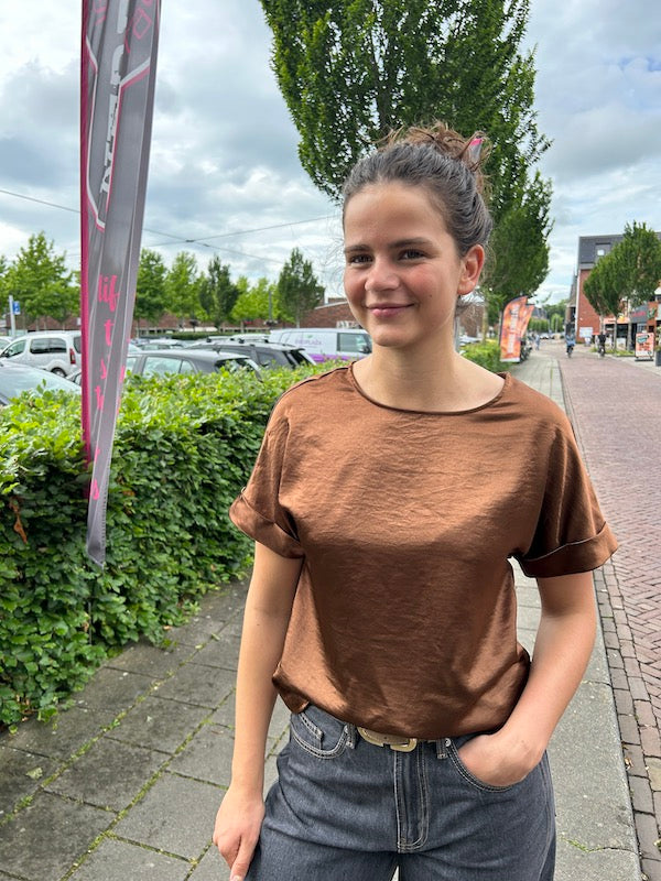 Satijn look t-shirt bruin