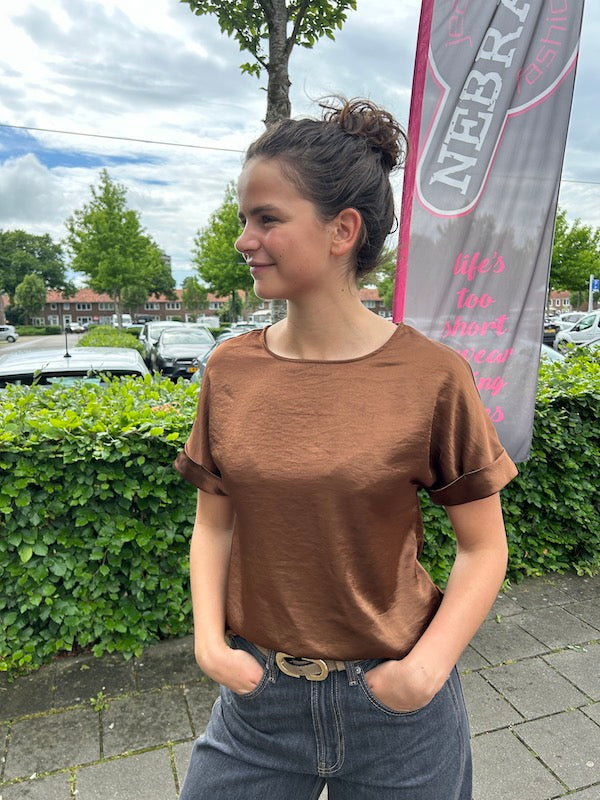 Satijn look t-shirt bruin