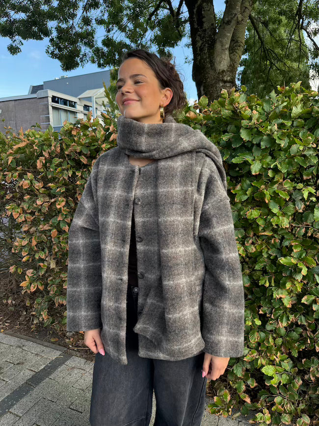 Donkergrijze mantel met sjaal